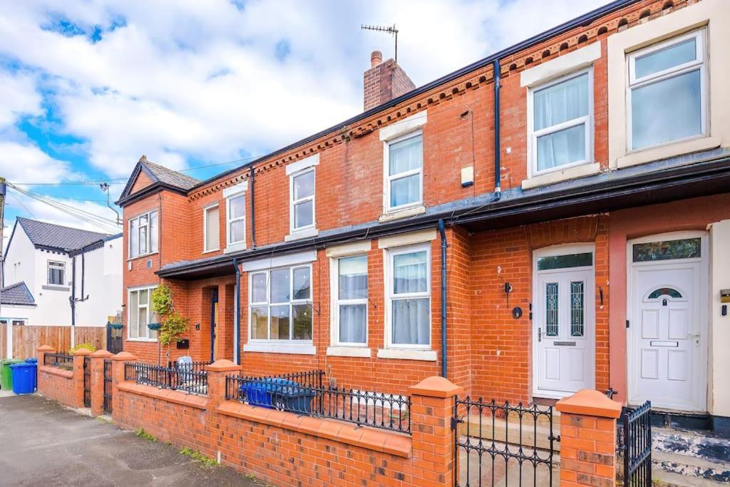 Modern 4-Bedroom In Manchester, Manchester